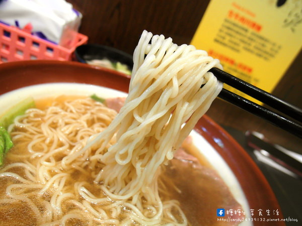 上泓園：〖台中│美食〗上泓園 ❤ 現場川燙生牛肉麵，肉質超級嫩~還有店家獨創混蛋麵!!冬天供應熱麵，夏天供應冷麵，一旁還附上美味的松板豬肉湯唷!!