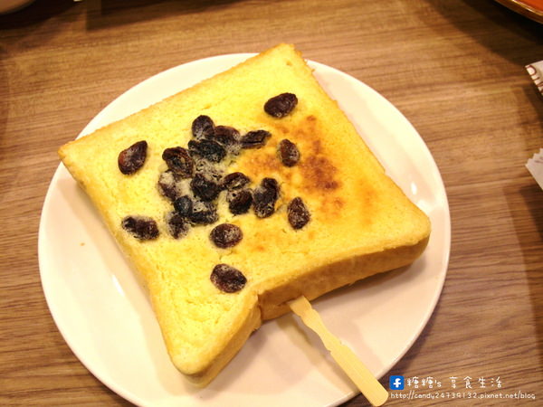 土司森林 Toast & Forest(台中南門店)：〖台中│美食〗土司森林美食之旅 - 南門總店 ❤ 超澎派早、午、晚餐在這裡~超多款異國料理任你挑，大推帕爾馬起司乳酪麵包，這款糖糖好喜歡!!