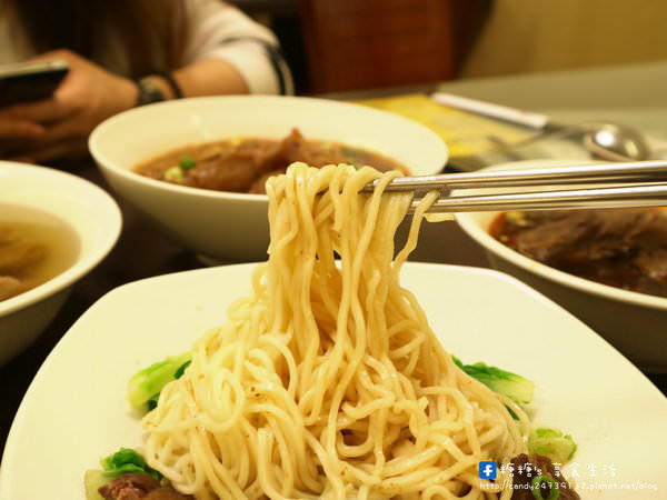 可口牛肉麵：〖台中│美食〗可口牛肉麵 ❤ 許多老饕們強力推薦的可口牛肉麵!!綜合牛肉麵料好多，除了半筋半肉外還有牛肚，湯頭可是採用牛肉下去熬煮的唷~