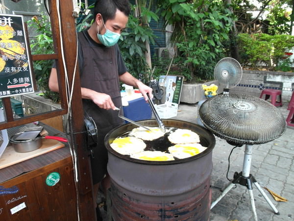 大雅蛋餅：〖台中│美食〗 一中大雅蛋餅 ❤ 一中商圈必吃排隊美食!!傳統手工麵糊，外酥內厚，讓人一吃就愛上的大雅蛋餅!!