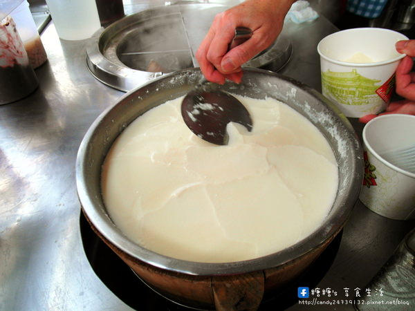 燒仙草 豆花：〖台中│美食〗民生路無名豆花 ❤ 鄰近於中教無名豆花，配料讓你自己加到滿，一碗只要35元，CP值大破錶!!