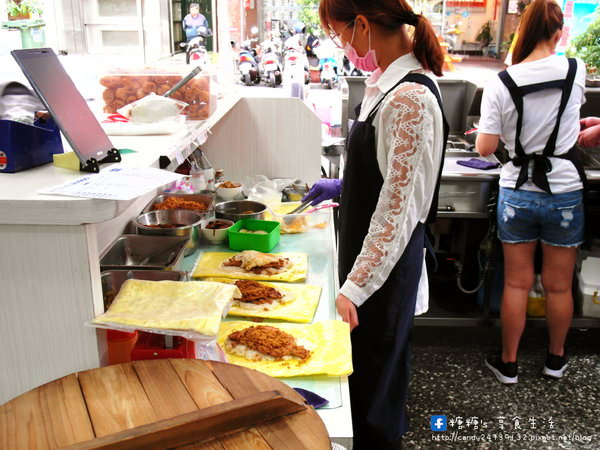 海島飯糰：〖台中│美食〗海島飯糰 ❤ 台中好吃飯糰推薦~北屯海島飯糰，一顆裡頭就有八種配料，份量十足，料多實在又好吃!