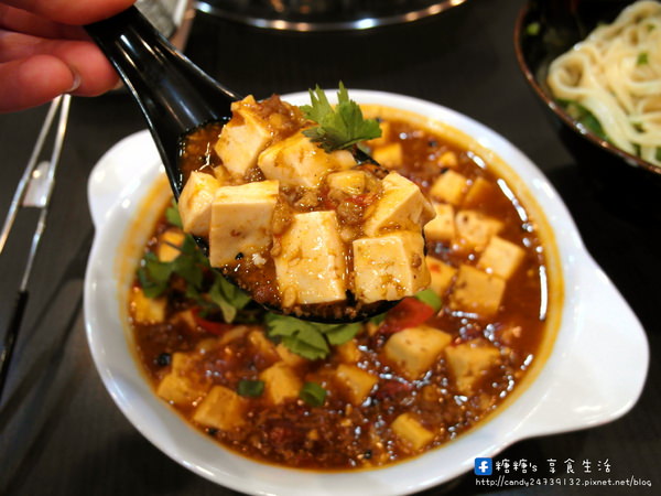 食牛涮涮鍋（台灣溫體牛）：〖台中│美食〗食牛涮涮鍋（台灣溫體牛） ❤ 現涮新鮮溫體牛肉，肉質鮮嫩香甜，大推牛肉貢丸，紮實又會爆漿!!還有多款隱藏版私房小菜唷!!