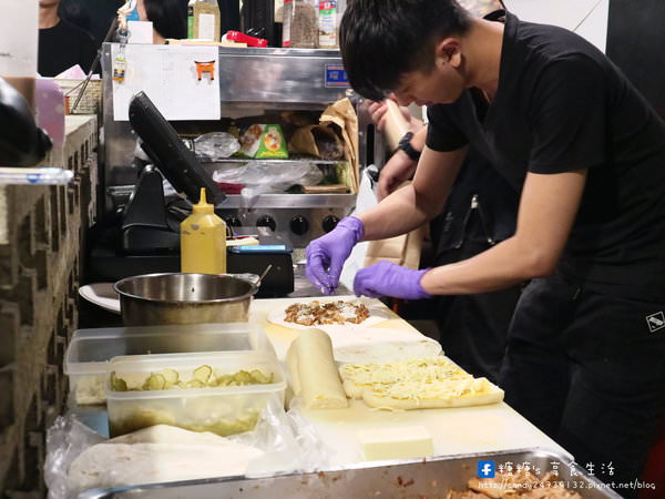 初堂：〖台中│美食〗初堂 ❤ 逢甲超人氣深夜美食，現烤古巴三明治，每日限量300份!!還有打拋豬烤餅及放感情奶茶，想吃請趁早，晚來一步就沒啦~