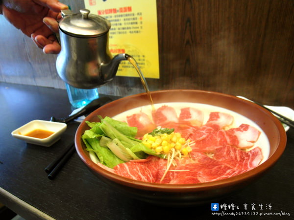 上泓園：〖台中│美食〗上泓園 ❤ 現場川燙生牛肉麵，肉質超級嫩~還有店家獨創混蛋麵!!冬天供應熱麵，夏天供應冷麵，一旁還附上美味的松板豬肉湯唷!!