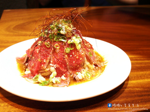 店小二串燒燒肉：〖台中│美食〗店小二串燒vs燒肉 ❤ 公司聚餐的好所在，烤物串燒、各國酒品、多國料理等通通有~在這裡還可以玩角色扮演~員外捉丫環的遊戲XD