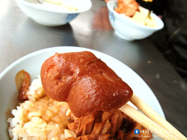 阿彬爌肉飯：〖台中│美食〗阿彬爌肉飯 ❤ 第五市場內美食~食尚玩家一報而紅，從一大清晨就開始營業到中午後，老饕們來必吃!!糖糖個人覺得口味偏重鹹~