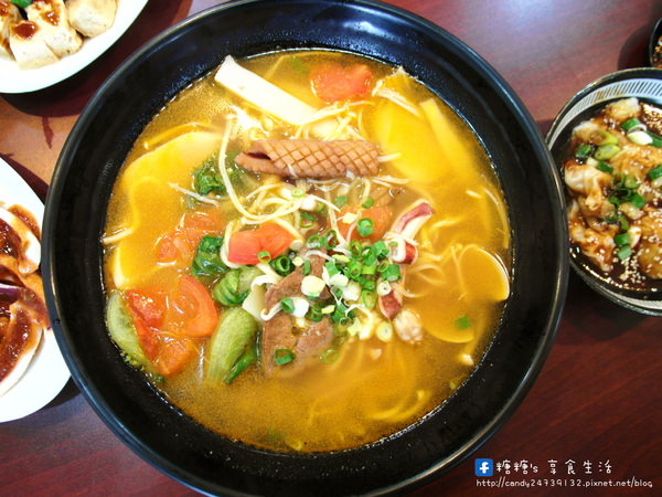 蒸餃子：〖台中│美食〗蒸餃子 ❤ 南屯東興路小吃推薦，現蒸餃子，外皮肉餡均手工製作，還有炒飯、燴飯、炒麵、乾拌麵、海鮮麵等眾多美味料理任君挑選~