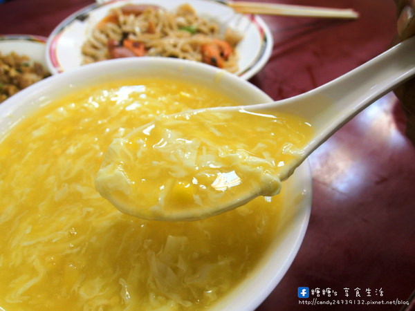 李品蒸餃世家(南屯店)：〖台中│美食〗李品蒸餃世家(南屯店) ❤ 炒飯粒粒分明，份量超多，炒麵料多實在，香味十足，湯品更是大碗，一個人可能會喝不完阿!!