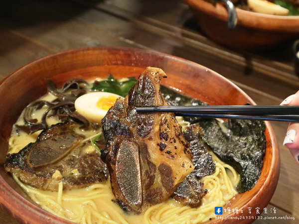 頑者炙り焼ラーメン(大里二番町)：〖台中│美食〗頑者炙燒拉麵 大里二番町 ❤ 大里深夜拉麵，於晚上六點開始開賣至凌晨一點，每日限量供應，＂頑＂售為止!!湯頭濃郁，還有現場炙燒豚肋排唷~