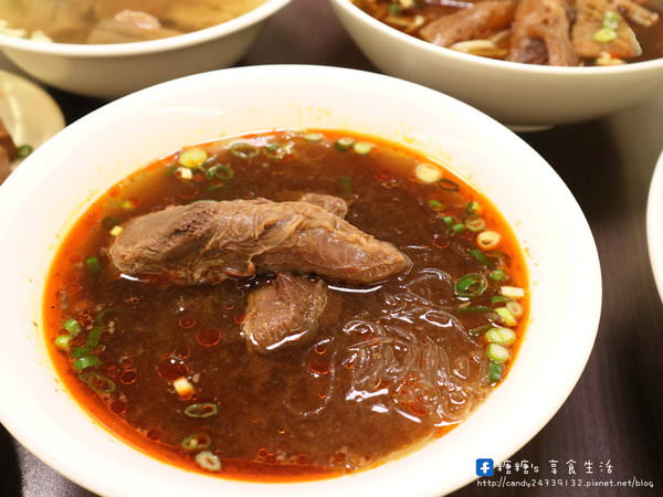 可口牛肉麵：〖台中│美食〗可口牛肉麵 ❤ 許多老饕們強力推薦的可口牛肉麵!!綜合牛肉麵料好多，除了半筋半肉外還有牛肚，湯頭可是採用牛肉下去熬煮的唷~