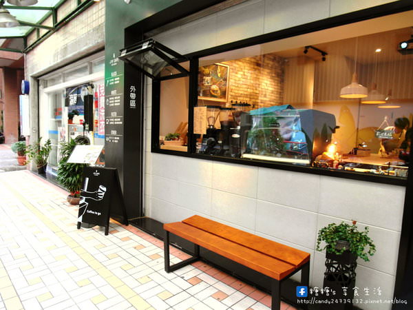 J.W. Cafe：〖台中│美食〗J.W. Cafe ❤ 咖啡甜點出自於科技工程師之手，以外帶式為主，店裡也有小小的內用區~咖啡拉花好美好美，激推乳酪蛋糕系列!!