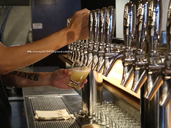 〖台中│美食〗禾樂Beer ❤ 隱身在東海商圈巷弄中的精釀啤酒專賣店，燈光美氣氛佳，提供數十種精釀啤酒，一進門先來個啤酒試飲~