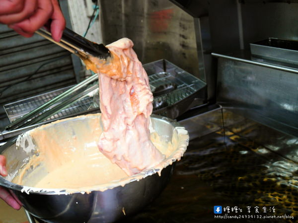 大福雞排(黎明店)：〖台中│美食〗大福雞排 ❤ 香噴噴的雞腿排出爐!!鮮嫩又多汁，咬下去還會大噴汁!!還有炸冰淇淋也很特別，外脆內冰，爽口不油膩!!