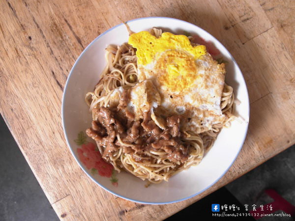 無名豬肉鐵板麵：〖台中│美食〗無名豬肉鐵板麵 ❤ 寧夏路超人氣中式早餐＂無名豬肉鐵板麵＂，攤車一出動就人潮排滿滿!鐵板麵份量超多，吃得好飽阿~