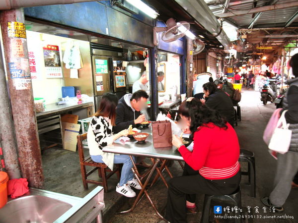 第五市場肉包：〖台中│美食〗第五市場肉包 ❤ 傳統市場人氣排隊美食!!大顆餛飩，多汁肉包，Ｑ勁意麵，令人難以抗拒的傳統美味!!