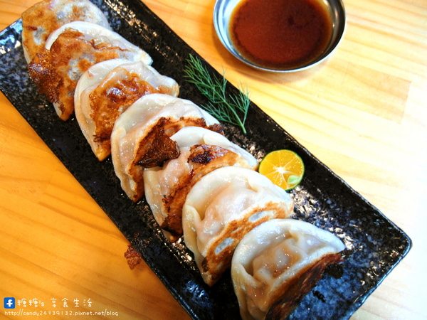 次男：〖台中│美食〗次男 日食料理製作所 ❤ 老宅改造，日式鐵板燒麵、燒餃子專門店~激推原味牛肉燒餃，汁多鮮美，咬下去會大大爆湯!!