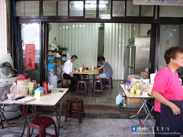 阿香早餐古早味蛋餅：〖台中│美食〗阿香早餐古早味蛋餅 ❤ 傳統手工麵糊製作的古早味手工蛋餅，外酥內Q的口感~激推總匯蛋餅，份量多的驚人阿!!CP值超高~