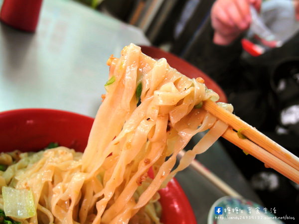 第五市場肉包：〖台中│美食〗第五市場肉包 ❤ 傳統市場人氣排隊美食!!大顆餛飩，多汁肉包，Ｑ勁意麵，令人難以抗拒的傳統美味!!