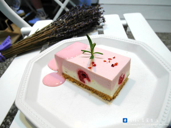 有點甜cafe A Littlesweet：〖台中│美食〗有點甜cafe A Littlesweet ❤ 文清風老宅甜點店，主打生乳酪及戚風蛋糕，飲料跟甜點都好美好美阿~