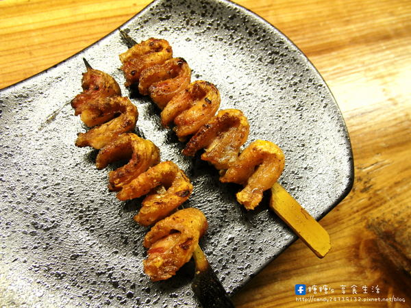 鳥重地雞燒：〖台中│美食〗鳥重地雞燒バーベキュー ❤ 以雞料理為主的串燒店，烤功了得，前置處理超搞剛！每一串都可以吃的到店家的用心，多款獨特串燒，限量供應!!