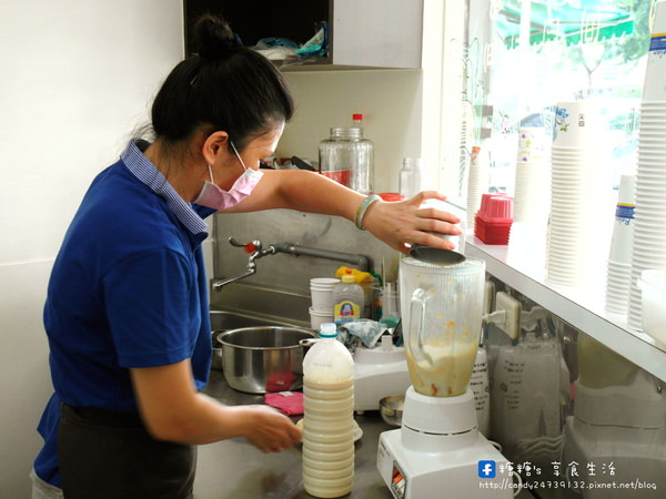 小莊刈包店：〖台中│美食〗小莊刈包店 ❤ 讓人一吃就愛上的美味刈包!!肉好厚實又大塊，肥瘦肉都好好吃，還有現打南瓜豆漿也好好喝!!糖糖大力推薦~