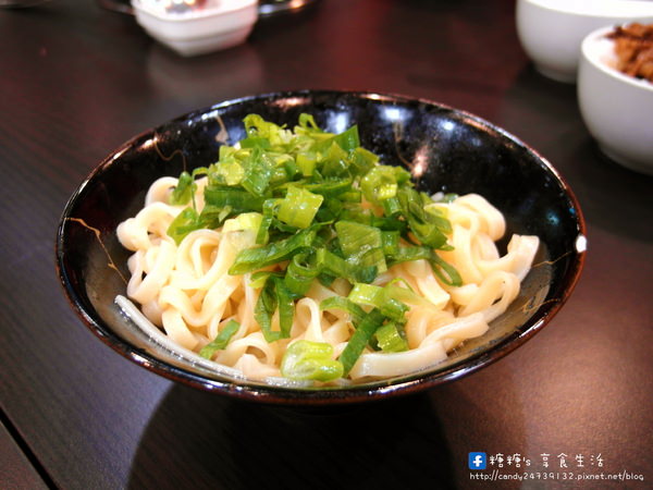 食牛涮涮鍋（台灣溫體牛）：〖台中│美食〗食牛涮涮鍋（台灣溫體牛） ❤ 現涮新鮮溫體牛肉，肉質鮮嫩香甜，大推牛肉貢丸，紮實又會爆漿!!還有多款隱藏版私房小菜唷!!