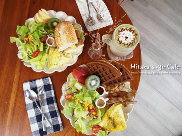 〖台中│美食〗Mitaka s-3e Cafe 小3e ❤ 超隱密的巷弄咖啡館，白色系老宅改造，結合日式雜貨及服飾店，有著澎派早午餐、美味鬆餅與輕食~沙鹿龍貓夜景咖啡市區分店!!