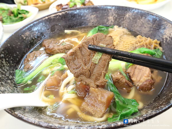 清一色牛肉麵(東海店)：〖台中│美食〗清一色牛肉麵-東海店 ❤ 學生們的愛店!!免費加湯加麵，還有珍奶、紅茶及蘿蔔泡菜讓你免費吃到飽~推薦大四喜滿漢牛肉麵，料有夠多的!!